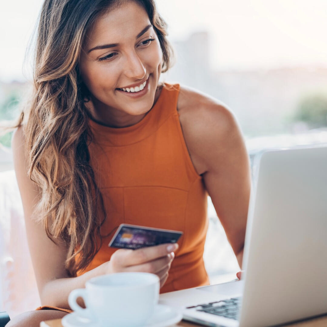 WFG Beteiligung E-Commerce Frau betreibt Online Shopping am Laptop